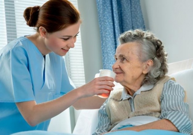 Enfermeira Particular Geriátrica no Residencial Cinco - Auxiliar de Enfermagem para Cuidar de Idoso
